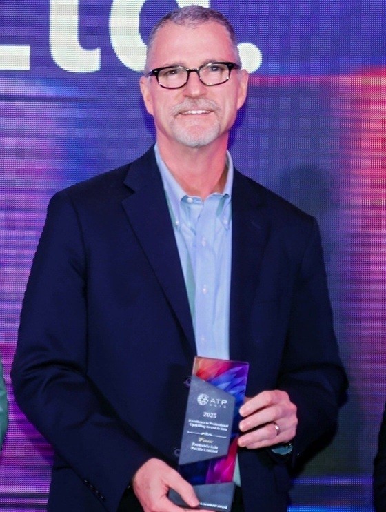 代表取締役：ジェームズ・ヘーゲンブッシャー